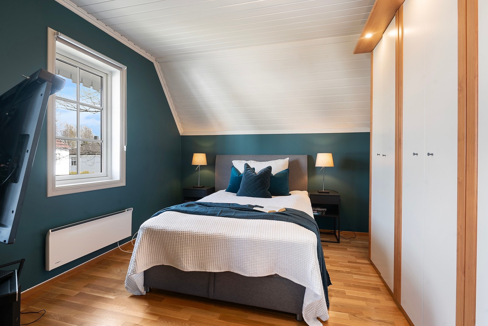 Hovedsoverommet har godt med garderobeplass Galleribilde