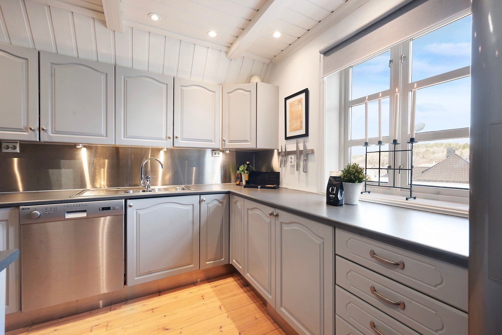 Det er meget godt med skuffer og skap på kjøkken for oppbevaring Galleribilde