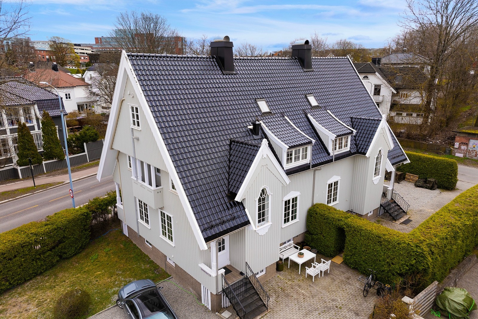 Leiligheten går over deler av 2.etasje og hele 3.etasje Galleribilde