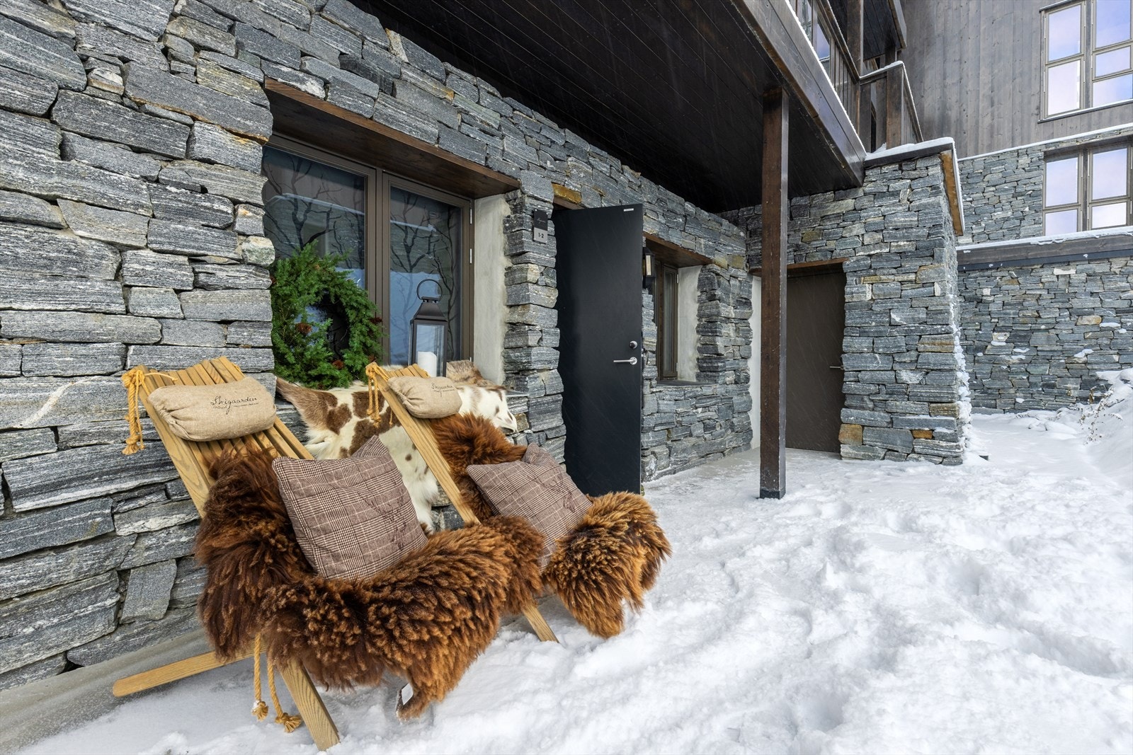 Inngangsparti med hyggelig uteplass Galleribilde