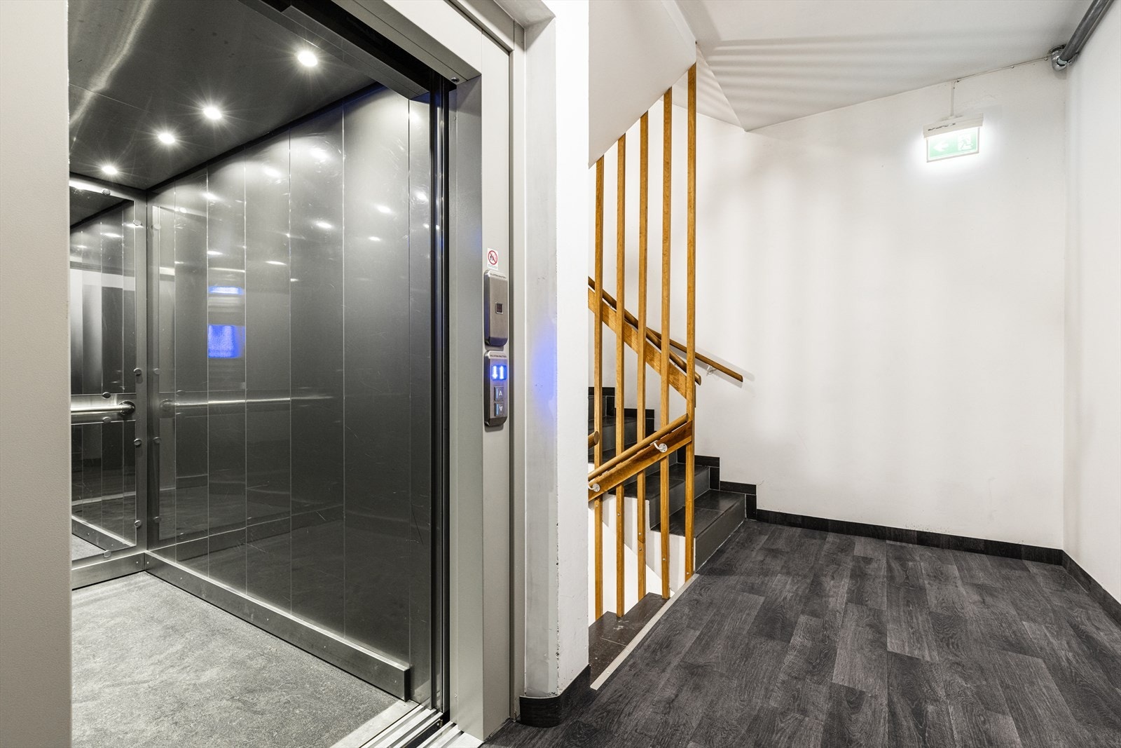 Heis opp fra p-kjeller Galleribilde