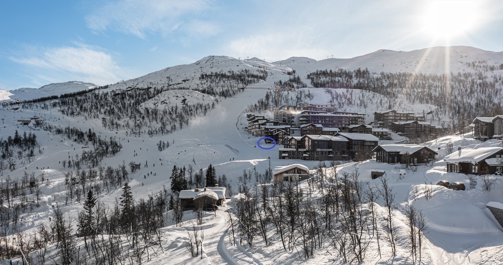 Fra leiligheten har du tøffelavstand til restauranter og servering inne i hovedhuset på Skigaarden Galleribilde