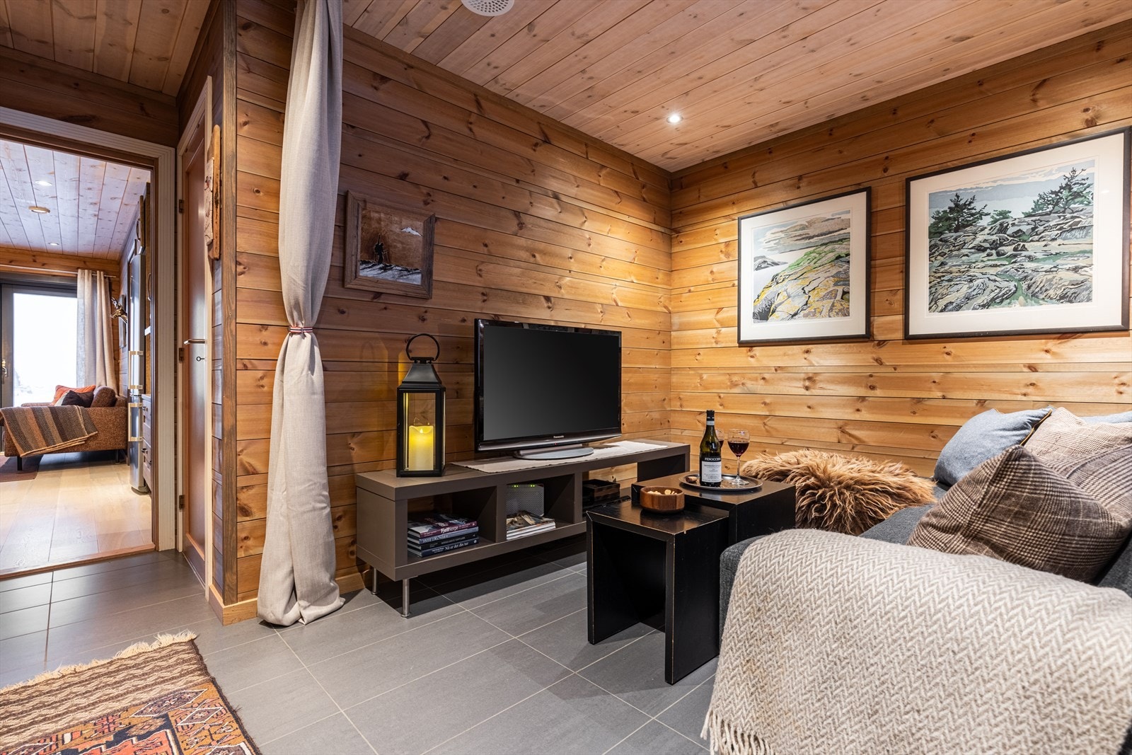 Tv-stue har skyvedør som kan stenges mot kjøkken stue- Her kan det og være sovesofa eller det kan settes opp vegg for soverom 3 Galleribilde