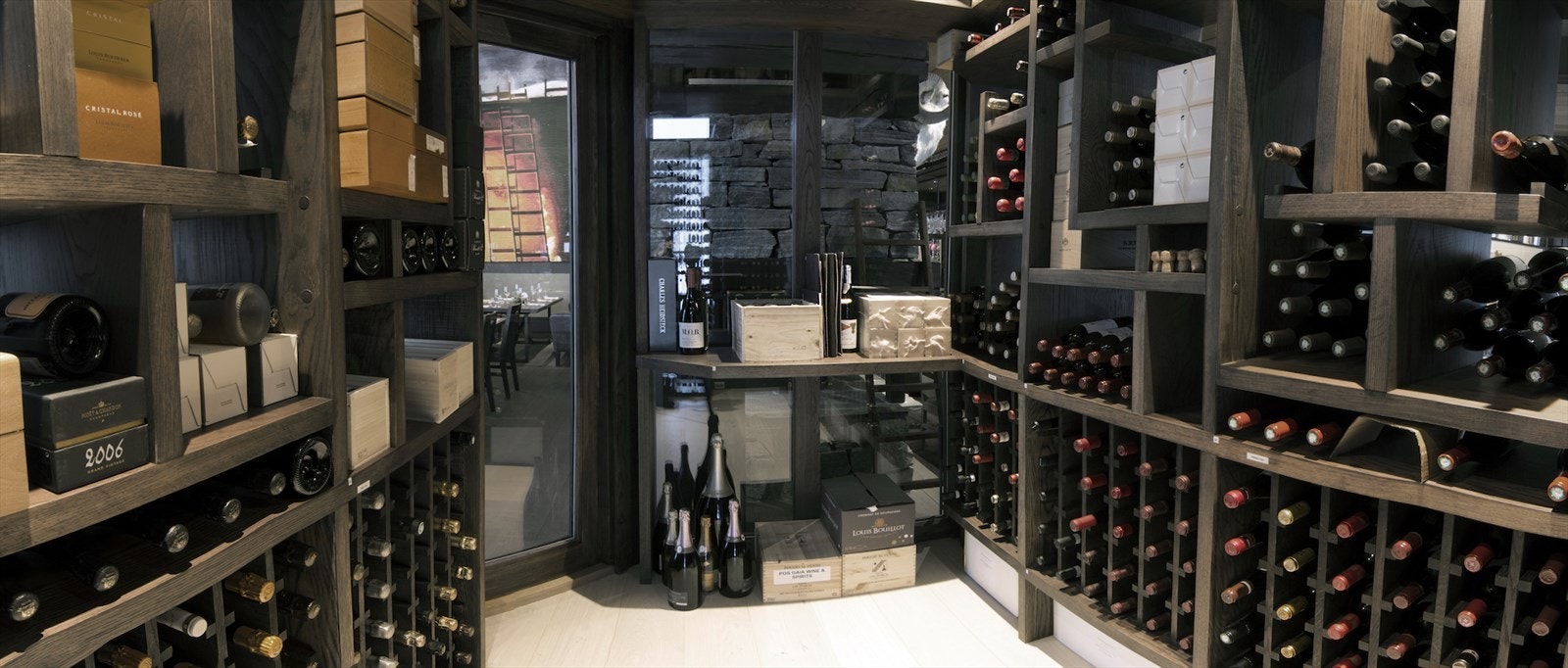 Skigaarden er også kjent for en helt unik vin og Champagne liste / kjeller Galleribilde