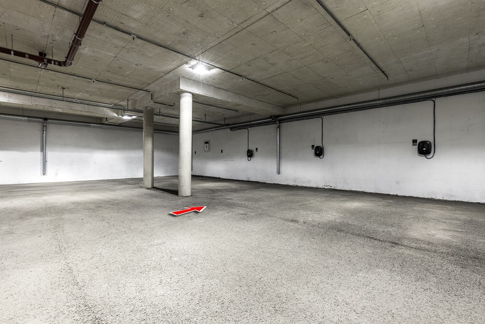 Parekeringsplass i p-kjeller. Galleribilde