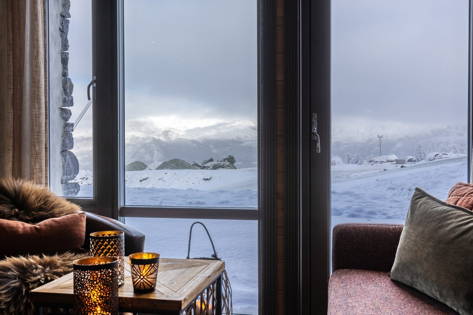 Fra den hyggelige stuen har du utsikt mot Hemsedals mektige Nordfjell og utgang til stor markterrasse Galleribilde