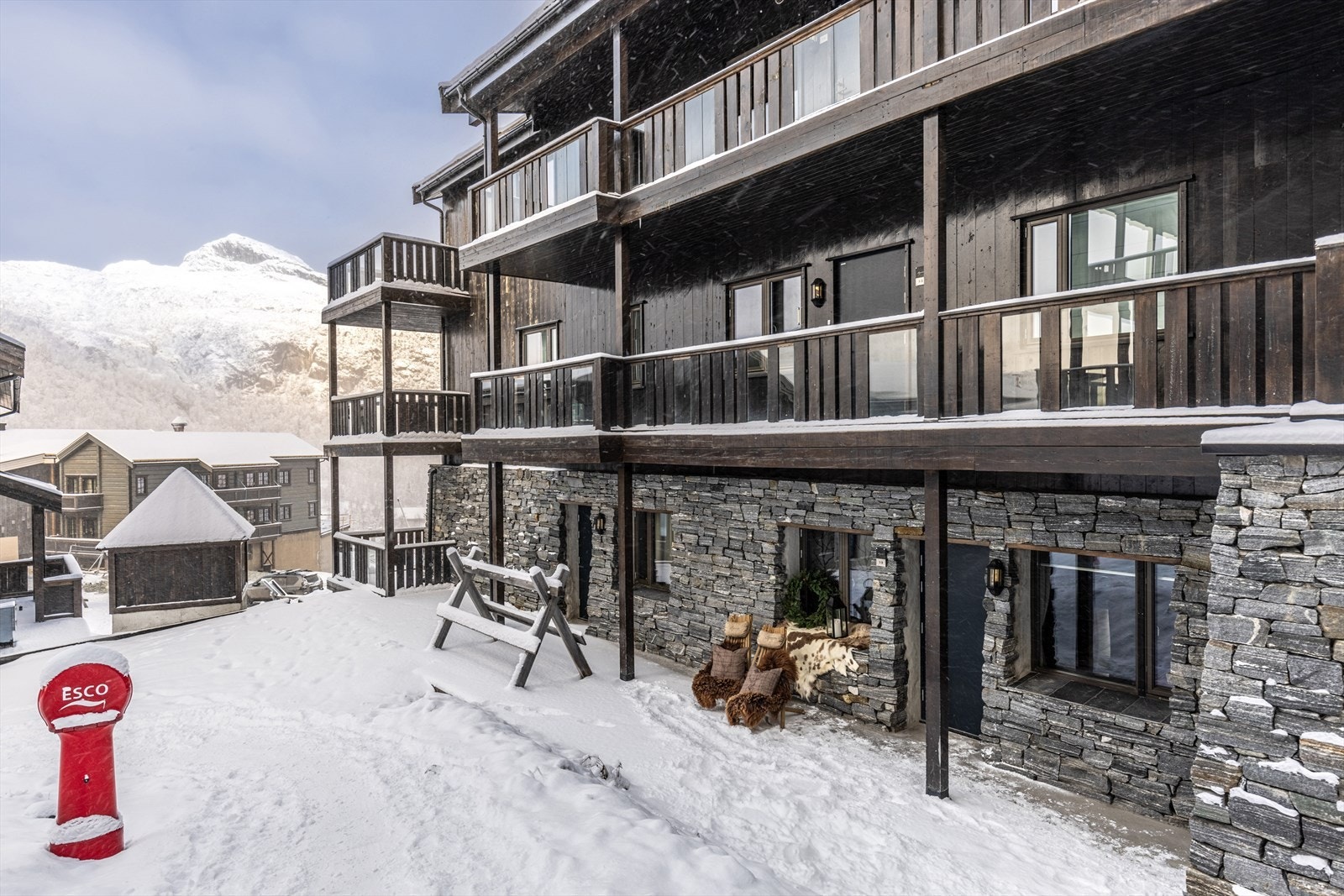 Inngang til leiligheten. Det er skibod inn til høyre på bildet og ski inn ut fra leiligheten Galleribilde