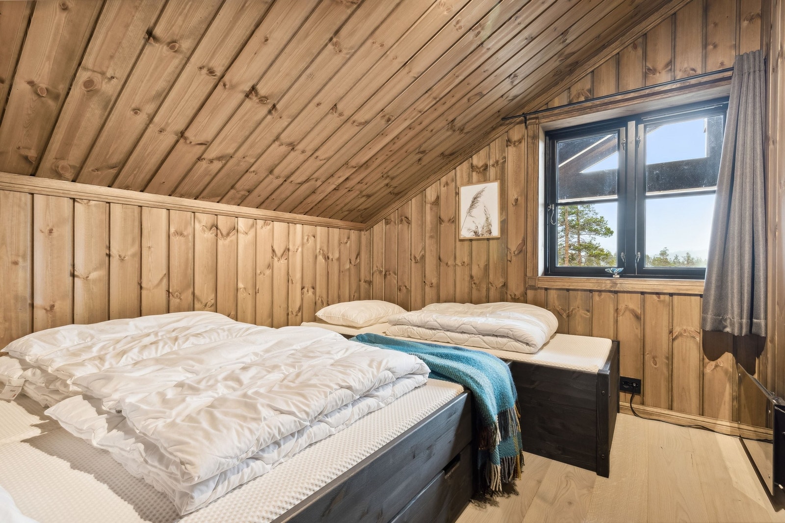 Soverom 3 i 2. etg. med 160x200 seng + 80x200 seng. Galleribilde