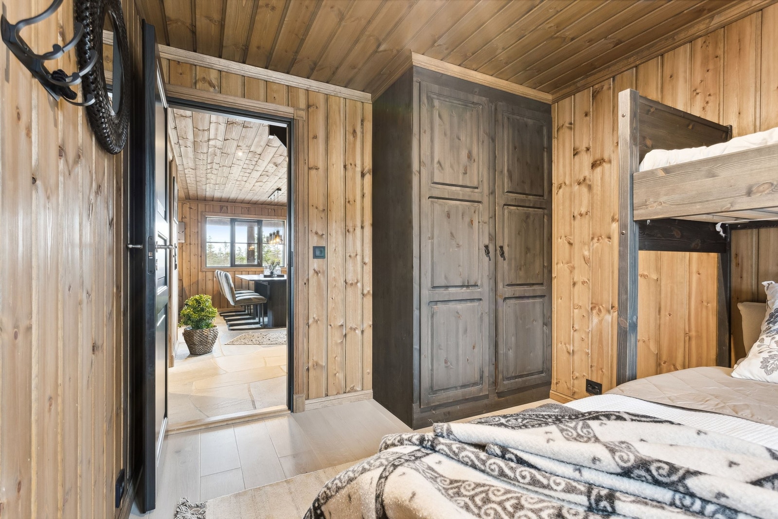 Plassbygd garderobe på hovedsoverom i 1. etg. Galleribilde