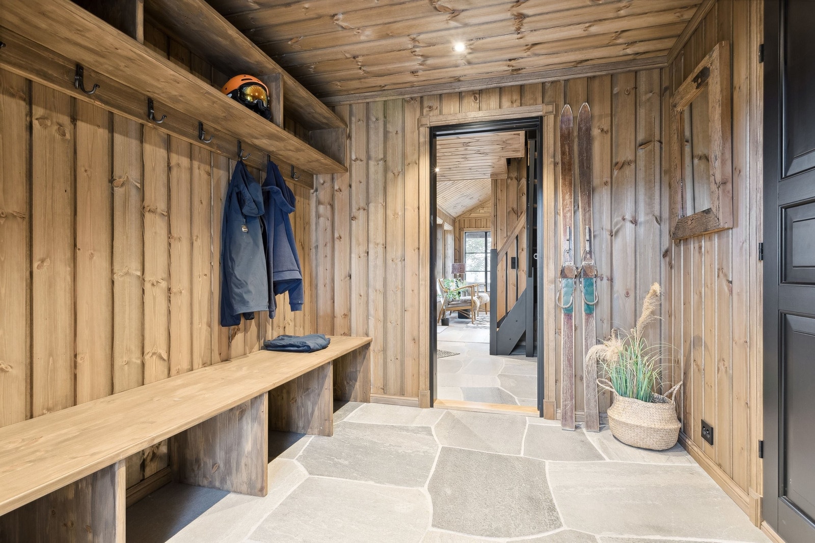 Gang i 1. etg. med plassbygd garderobe Galleribilde