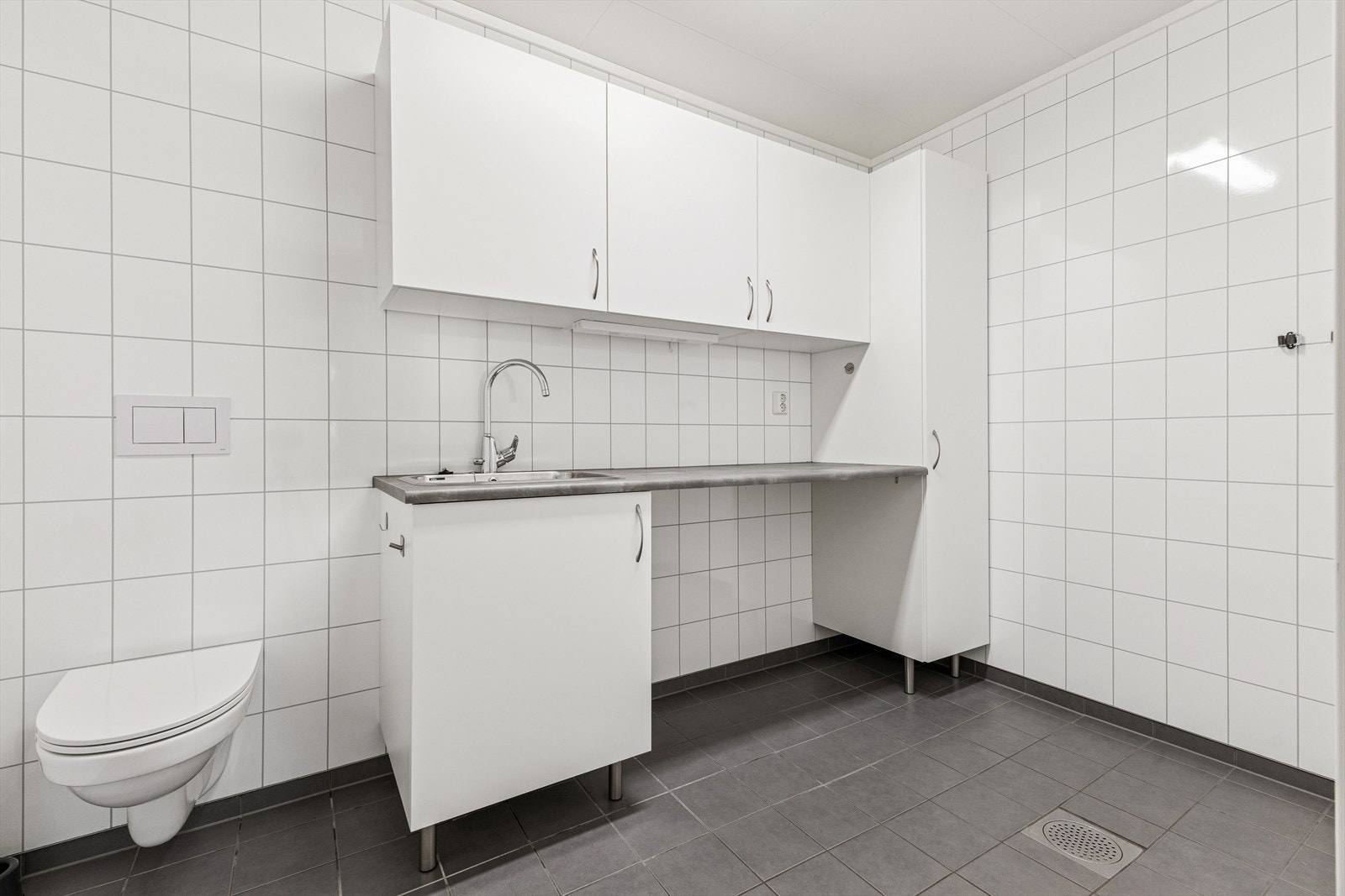 Vaskerommet har samme fine stilen som badet. Under benkplaten er det plass for for vaskemaskin og tørketrommel Galleribilde