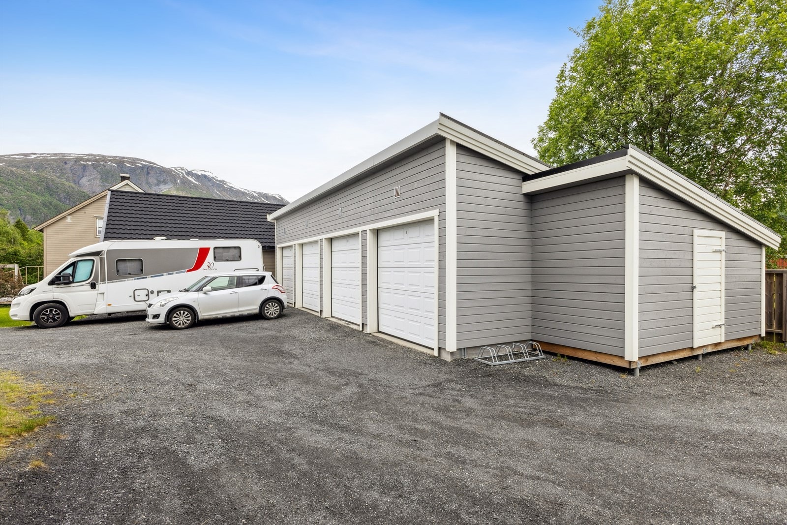 Garasje nr. 2 fra venstre hører til denne leiligheten Galleribilde