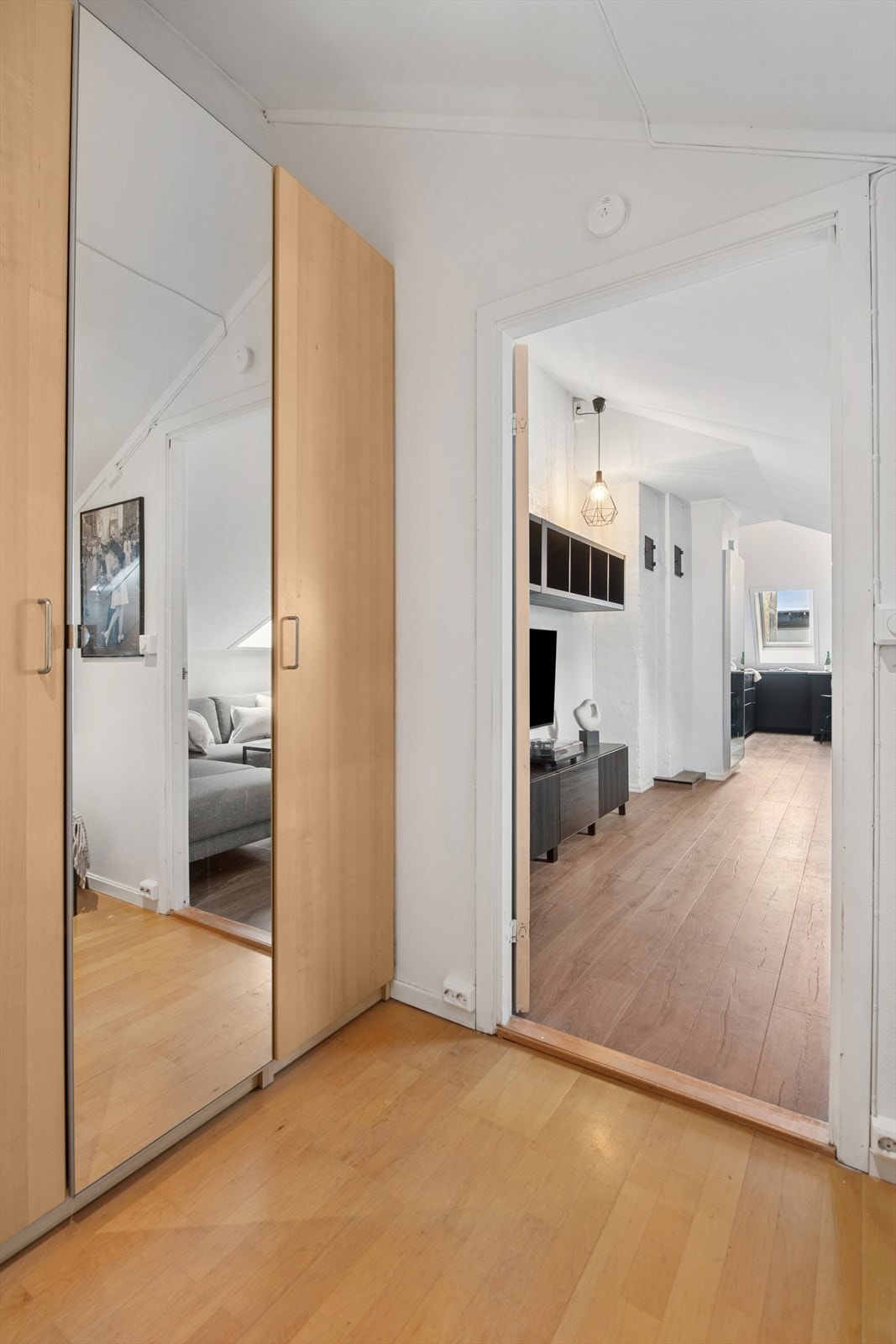 Soverommet har en romslig skyvedørs-garderobe med god plass til klær og annet inventar. Galleribilde