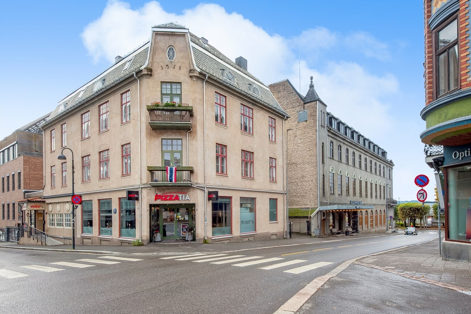 Leiligheten ligger i Hamar sentrum langs Torggata- den eneste gaten som sammenføyer Jernbanetorget, Østre Torg, Stortorget og Vestre Torg. Galleribilde