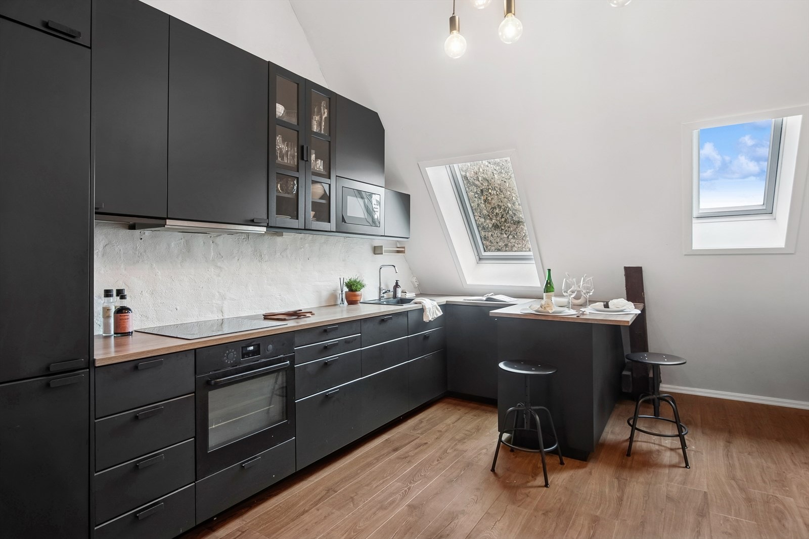 Leiligheten har et stilrent kjøkken fra 2020, hvor det også ble installert nye kurser til kjøkken, stue og soverom. Galleribilde