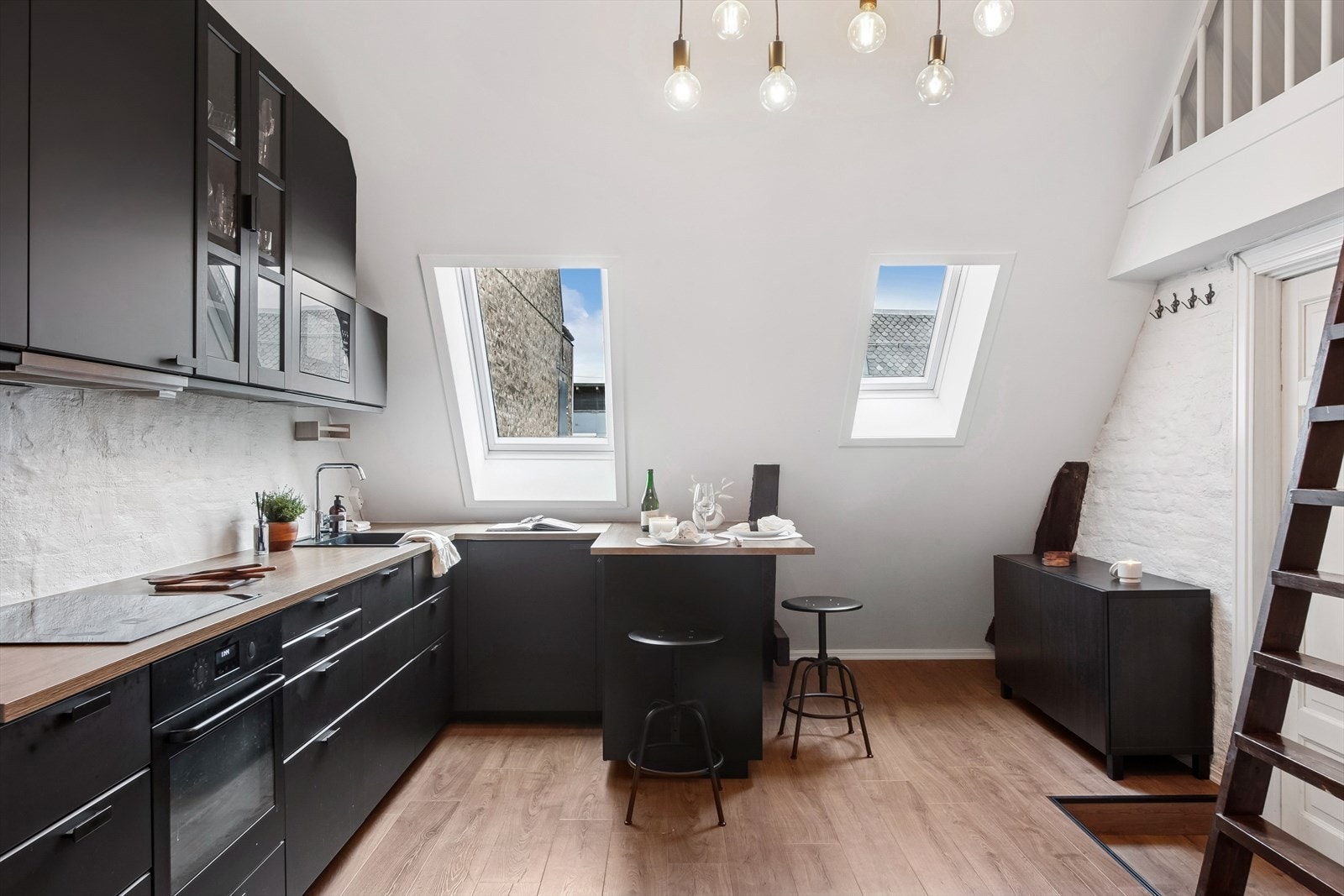 Fra kjøkkenet har man utsikt mot Vangsvegen. Galleribilde