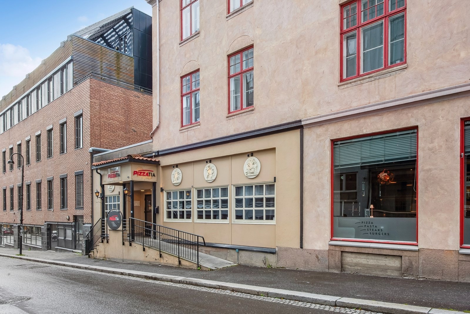 Leiligheten ligger midt i bybildet og har umiddelbar tilgang til alle fasiliteter man skulle ønske. Galleribilde