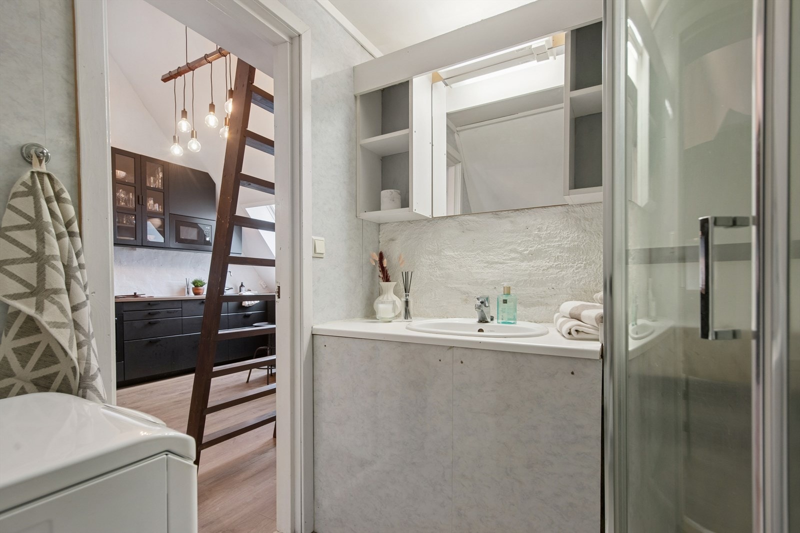 Badet har eldre standard og inneholder dusjkabinett, servant, toalett og opplegg for vaskemaskin. Galleribilde