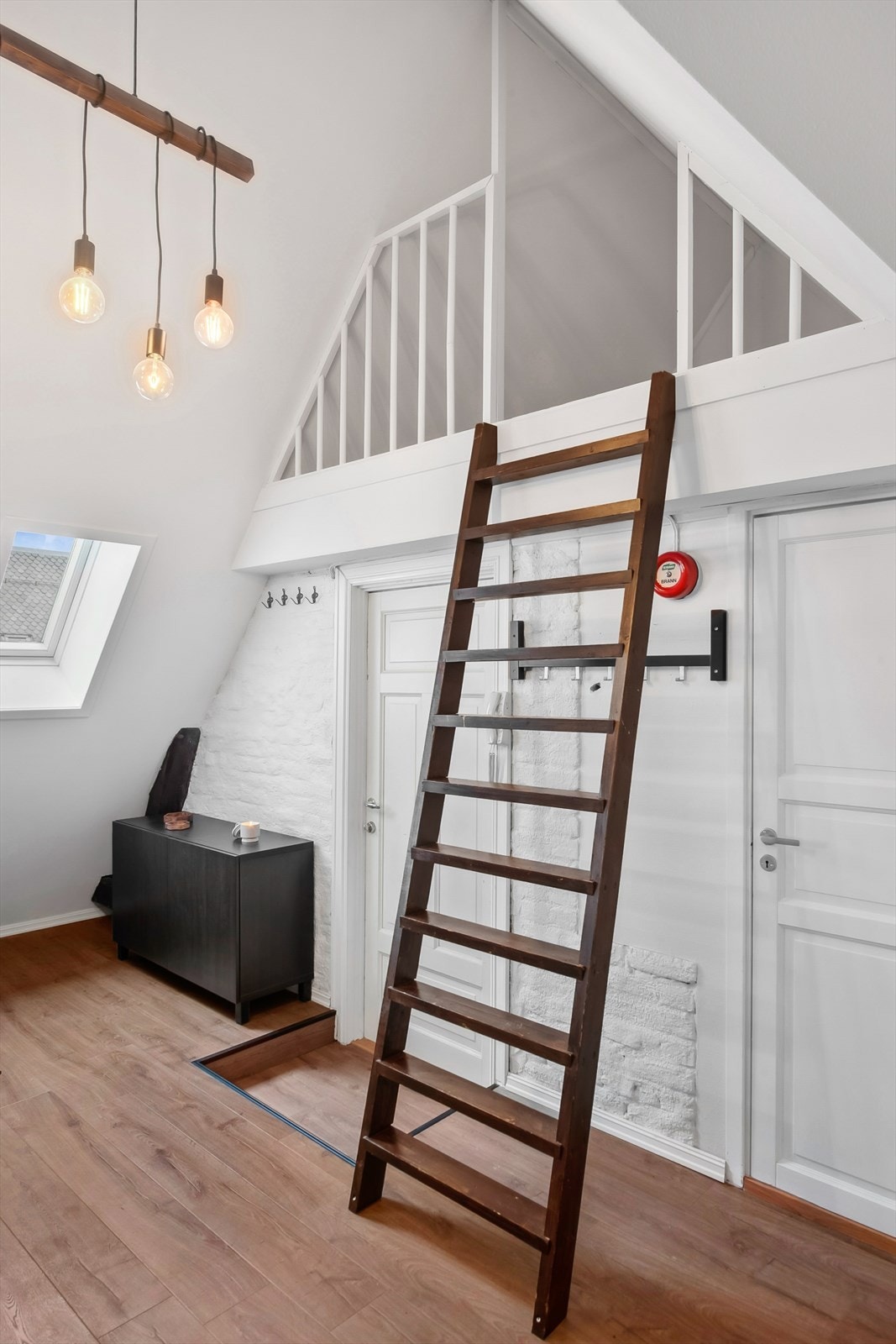 Stige som fører til en mindre hems på cirka 6 m². Galleribilde