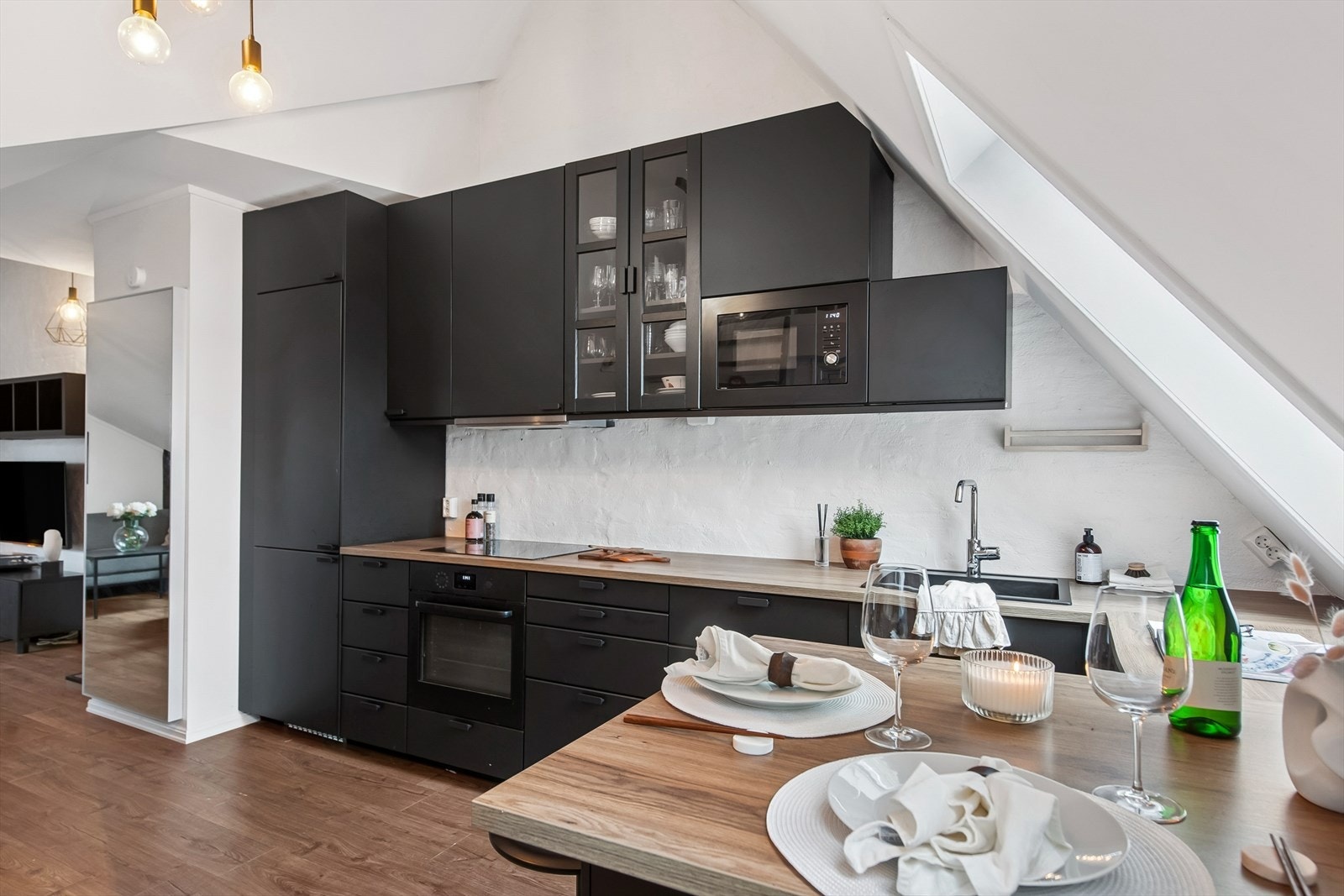 Kjøkkenet har integrert komfyr, platetopp, oppvaskmaskin, kjøle/fryseskap og mikrobølgeovn. Galleribilde