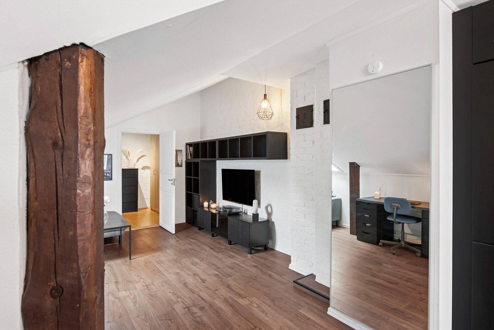 leiligheten har et moderne uttrykk - men har tatt vare på eldre detaljer i konstruksjonen. Galleribilde