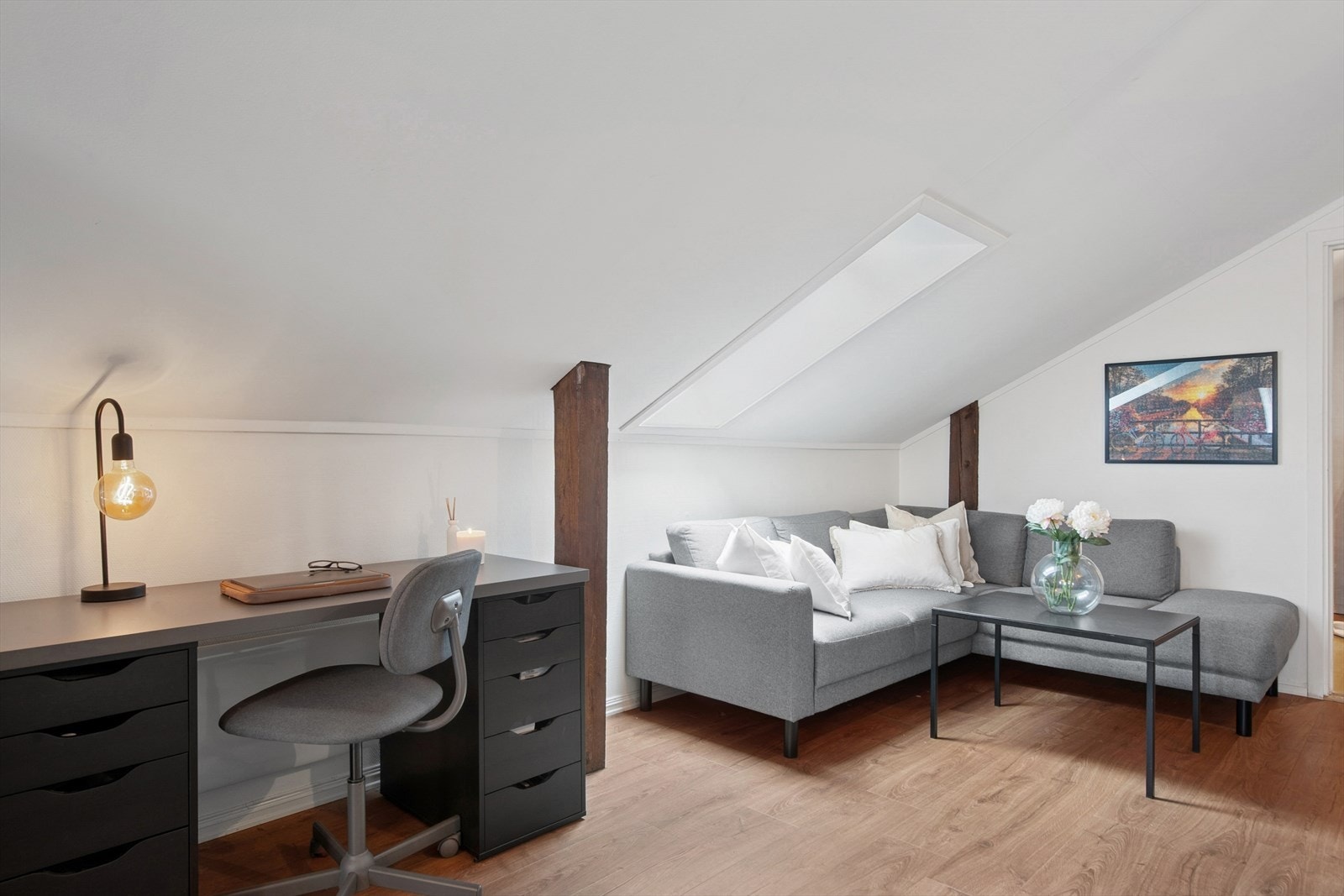 Stuen inviterer til ulike møbleringsmuligheter. Galleribilde