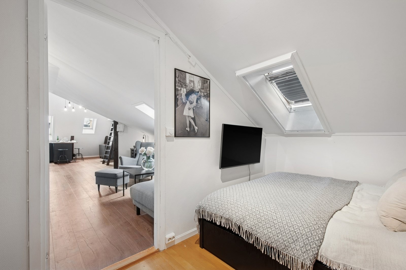 Leiligheten består av et soverom, åpen stue/kjøkken løsning, bad og en hems. Galleribilde