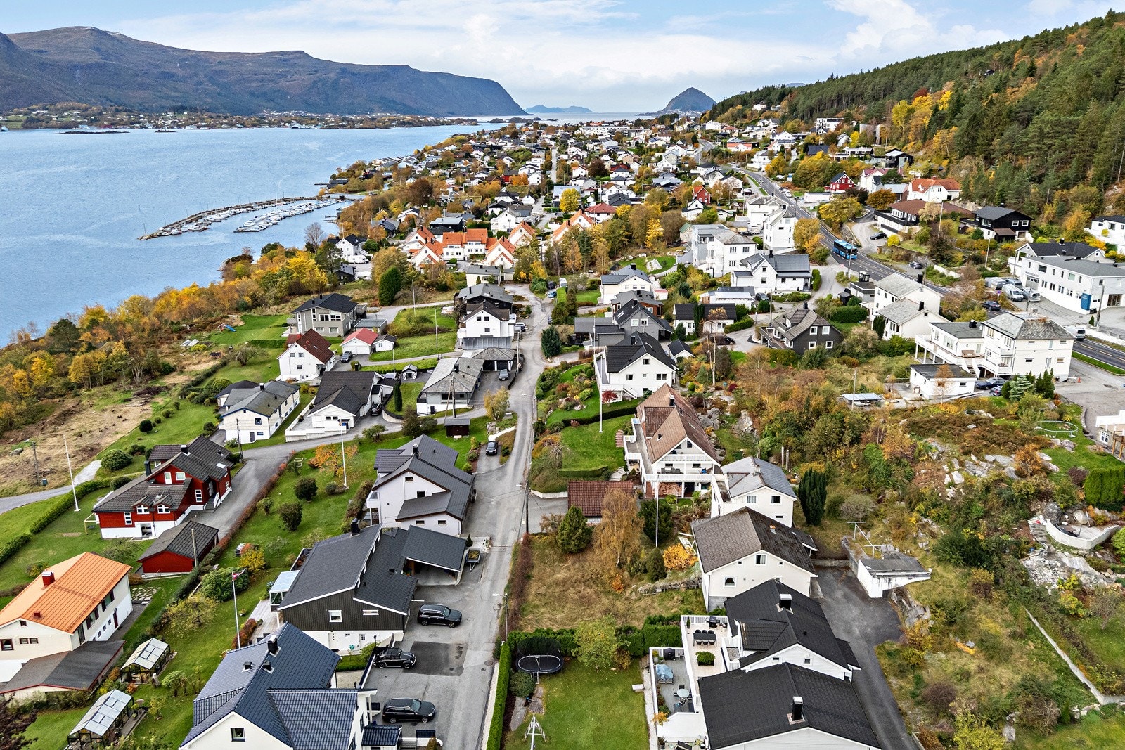 Fjordstien er svært enkel å hekte seg på og fører deg både mot Åsestranda og Indre Hatlane. Galleribilde