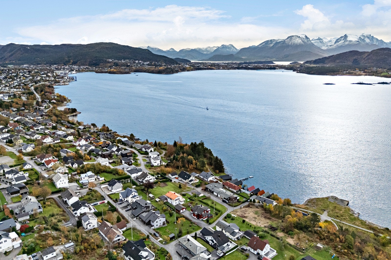 Her kan man sikre seg en eiendom med kort vei til sjøen, Fjordstien og turområder. Galleribilde