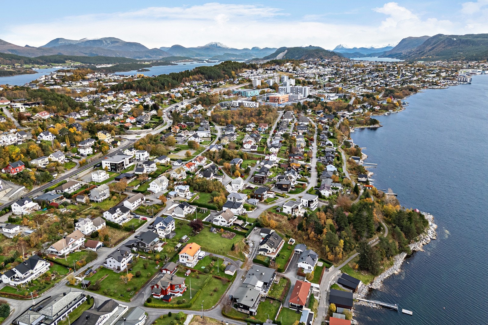 Åsestranda er meget sentralt plassert med kort vei til både sjukehuset, turløyper på fjellet og ved sjøen, samt et godt utbygget kollektivtransportsystem. Galleribilde