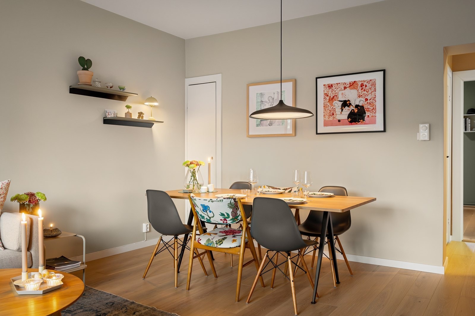 Praktisk innebygd skap til oppbevaring Galleribilde