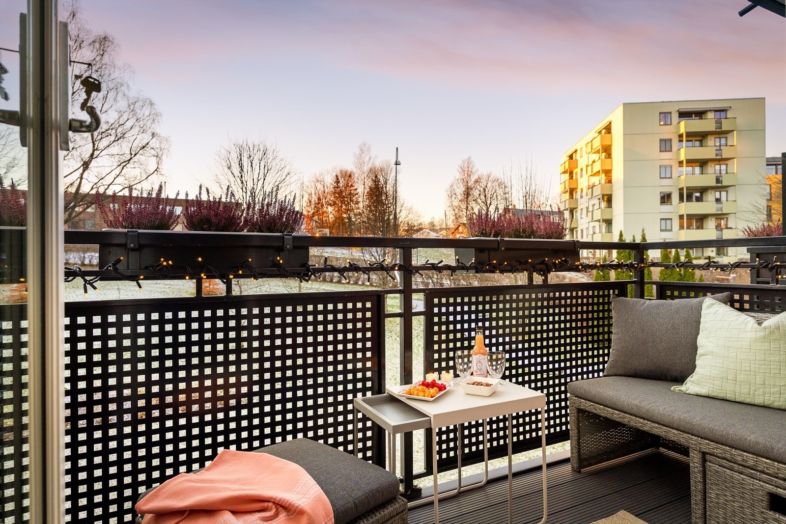 Fra stuen er det utgang til en vestvendt balkong med gode solforhold, som fungerer som en flott forlengelse av rommet. Galleribilde