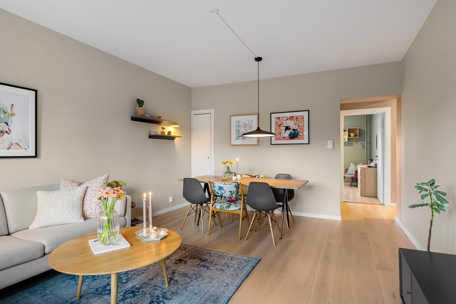 Gulvene er lagt med flott 1-stavs parkett som skaper en lun atmosfære. Galleribilde