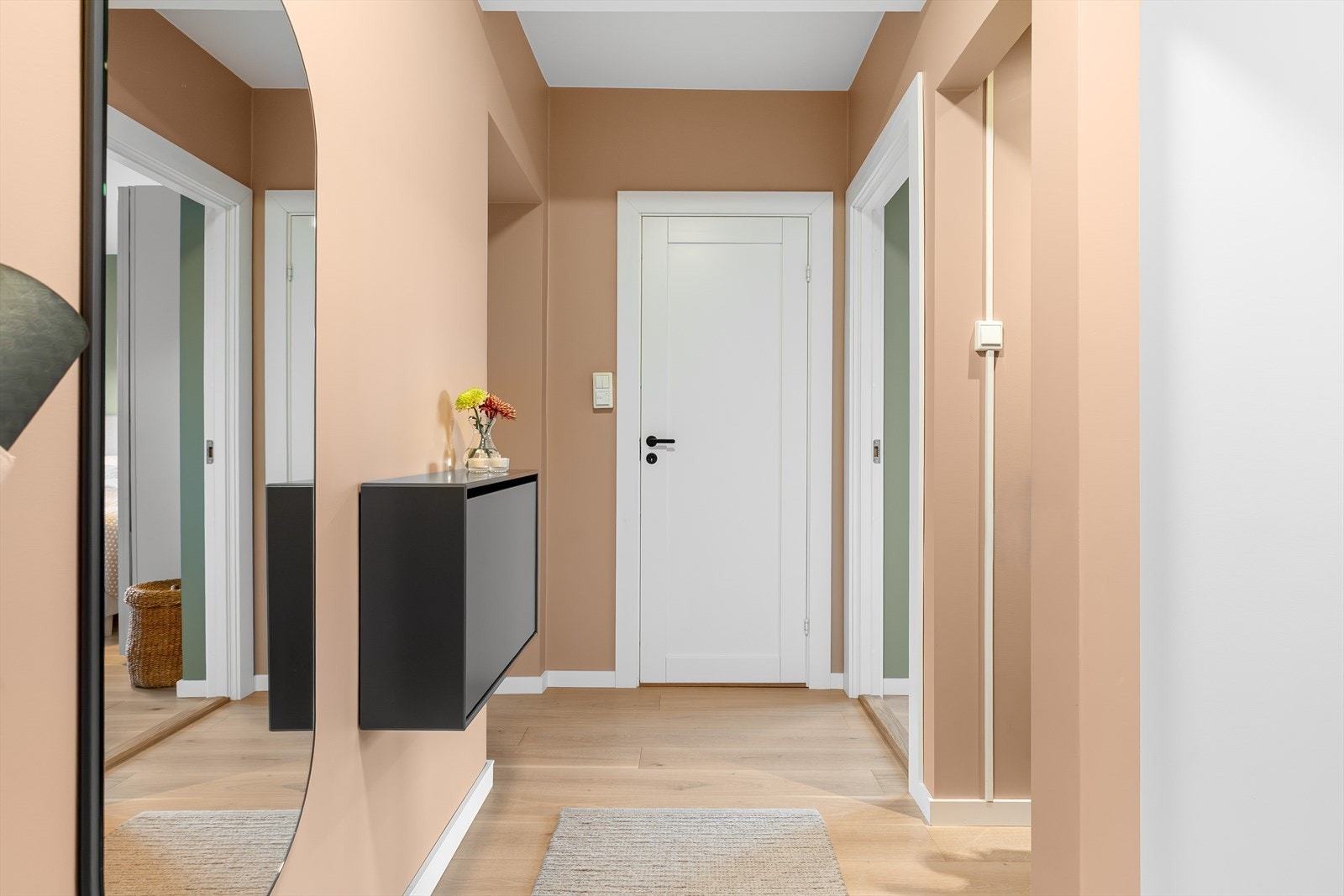 Interiøret i hele leiligheten preges av lyse, moderne flater. Et perfekt utgangspunkt til å innrede med egne møbler og gjenstander for å skape sitt eget personlig preg. Galleribilde