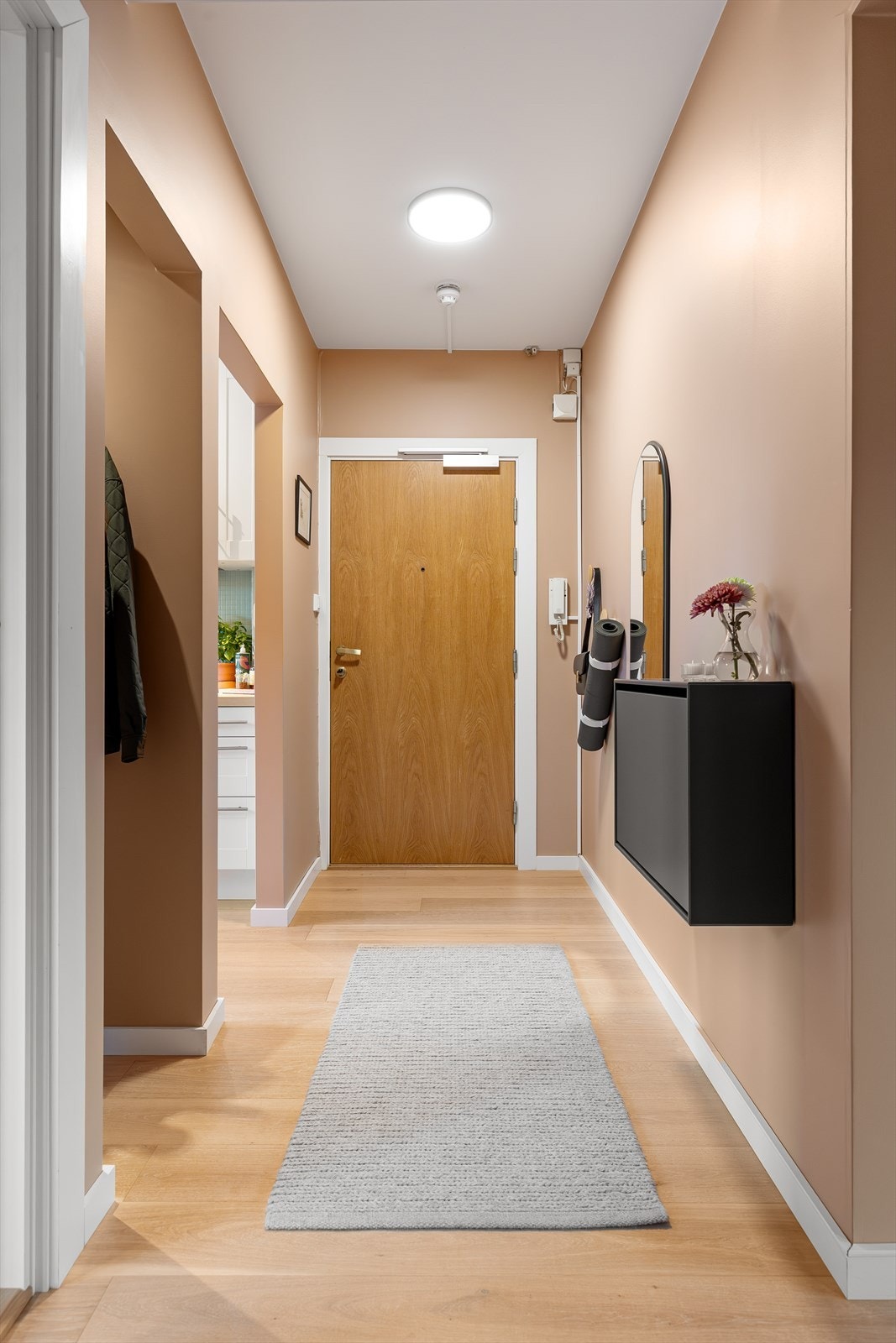 Her ønskes du velkommen inn til en lys og innbydende entré som skaper et umiddelbart godt førsteinntrykk. Galleribilde