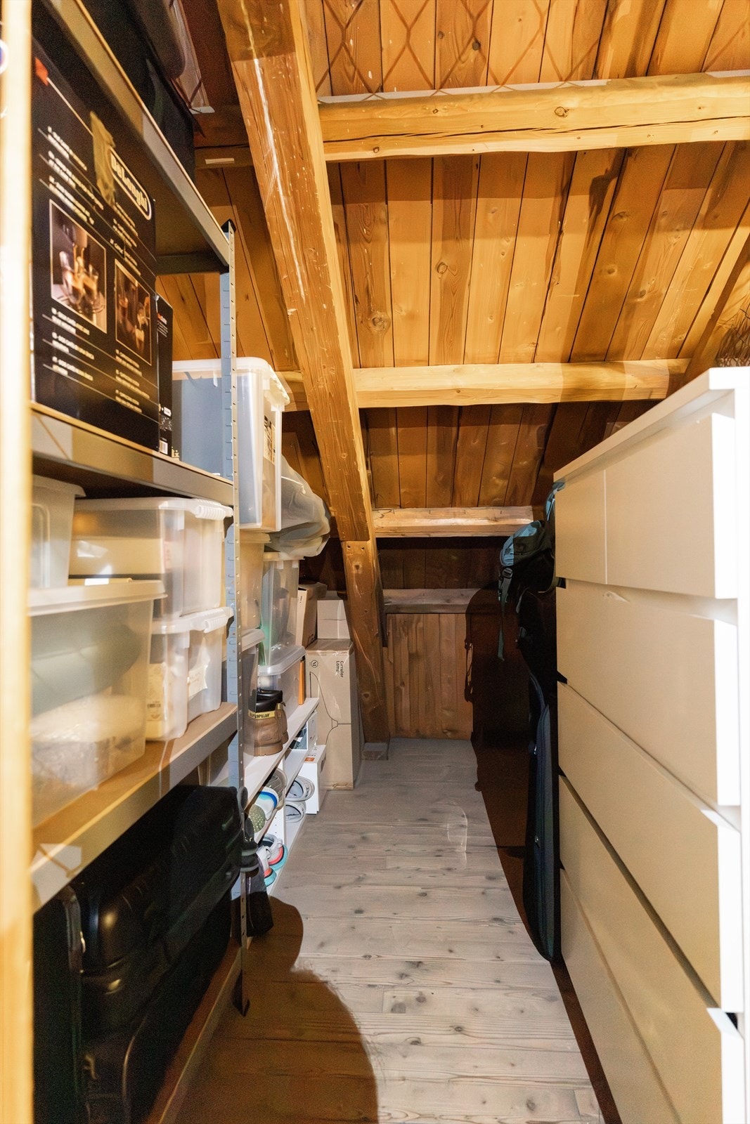 Loftsbod på ca. 4 kvm. Gulvarealet ble målt til ca. 5,7 m². Galleribilde