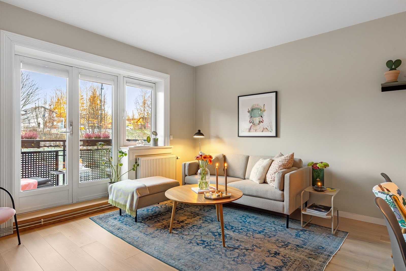 Den lyse og luftige stuen har store vindusflater som slipper inn rikelig med naturlig lys. Galleribilde