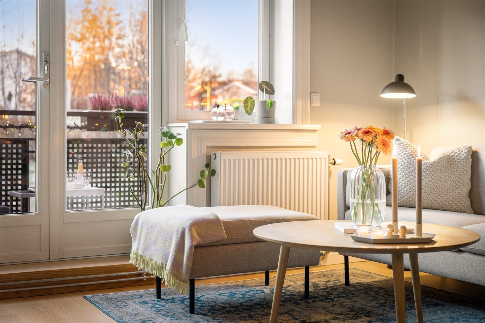 Stuen har god plass til sofagruppe og spisebord, med fleksible møbleringsmuligheter. Galleribilde