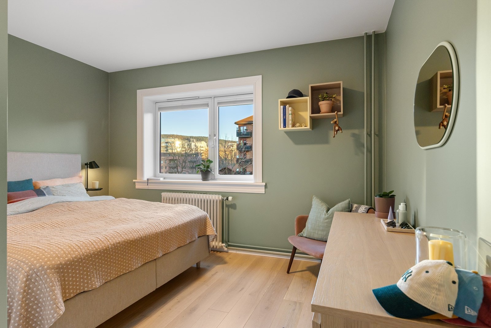 Romslig hovedsoverom med god plass til dobbeltseng, nattbord, garderobeskap og kommoder. Galleribilde