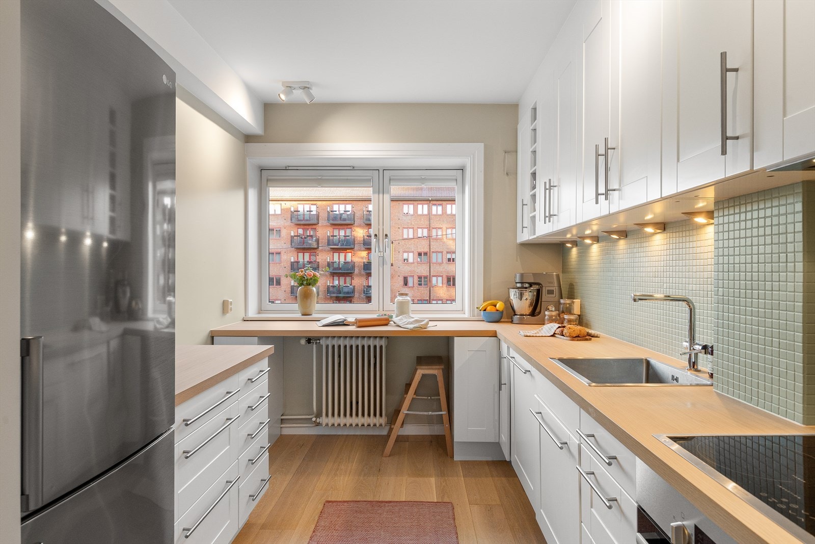 Ikea kjøkken med oppgradert benkeplate fra Strai kjøkken i 2023. Galleribilde