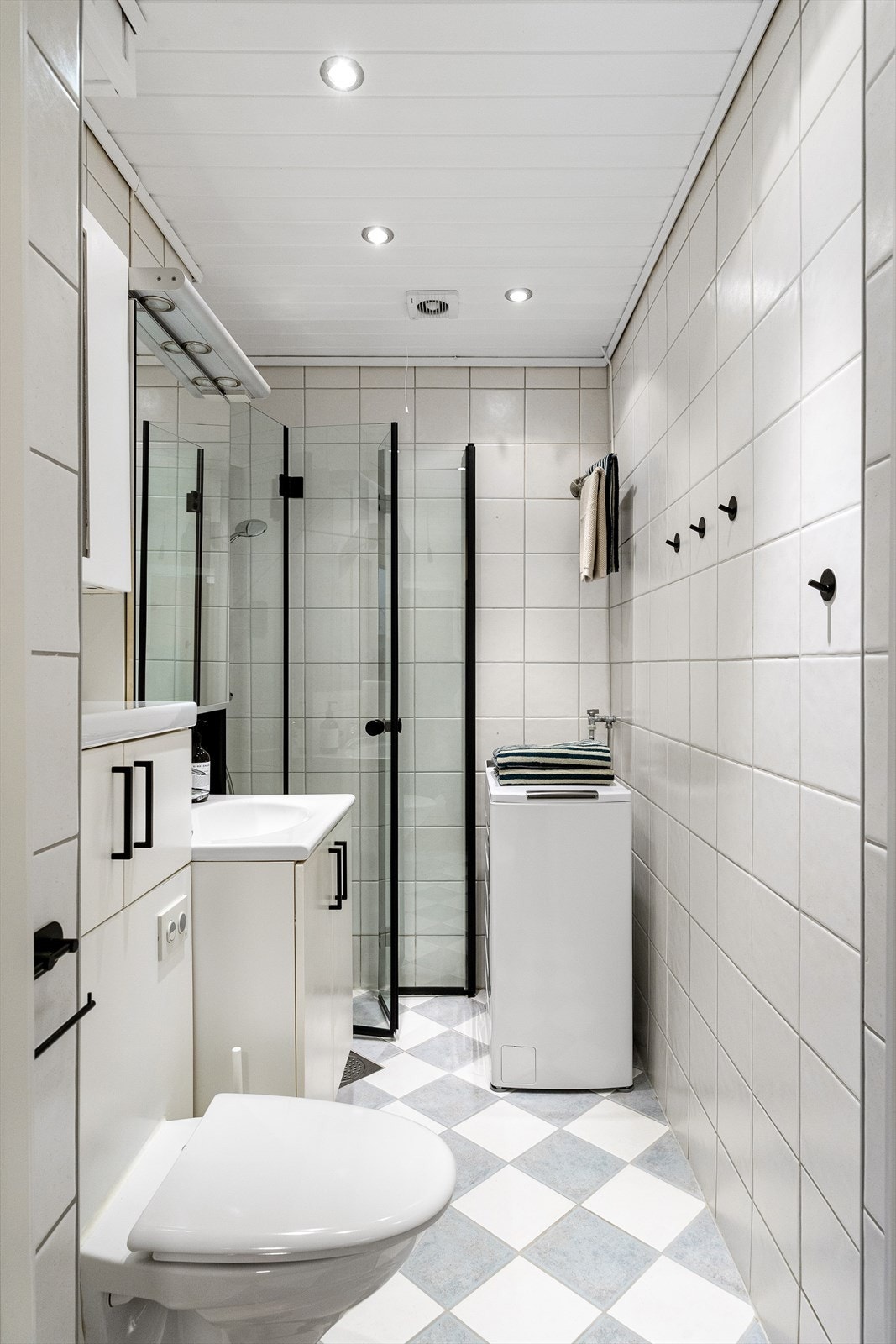 Bad med flislagte vegger og gulv med varmekabler som gir en behagelig temperatur. Badet er pusset opp i regi av borettslaget i 2001. Galleribilde