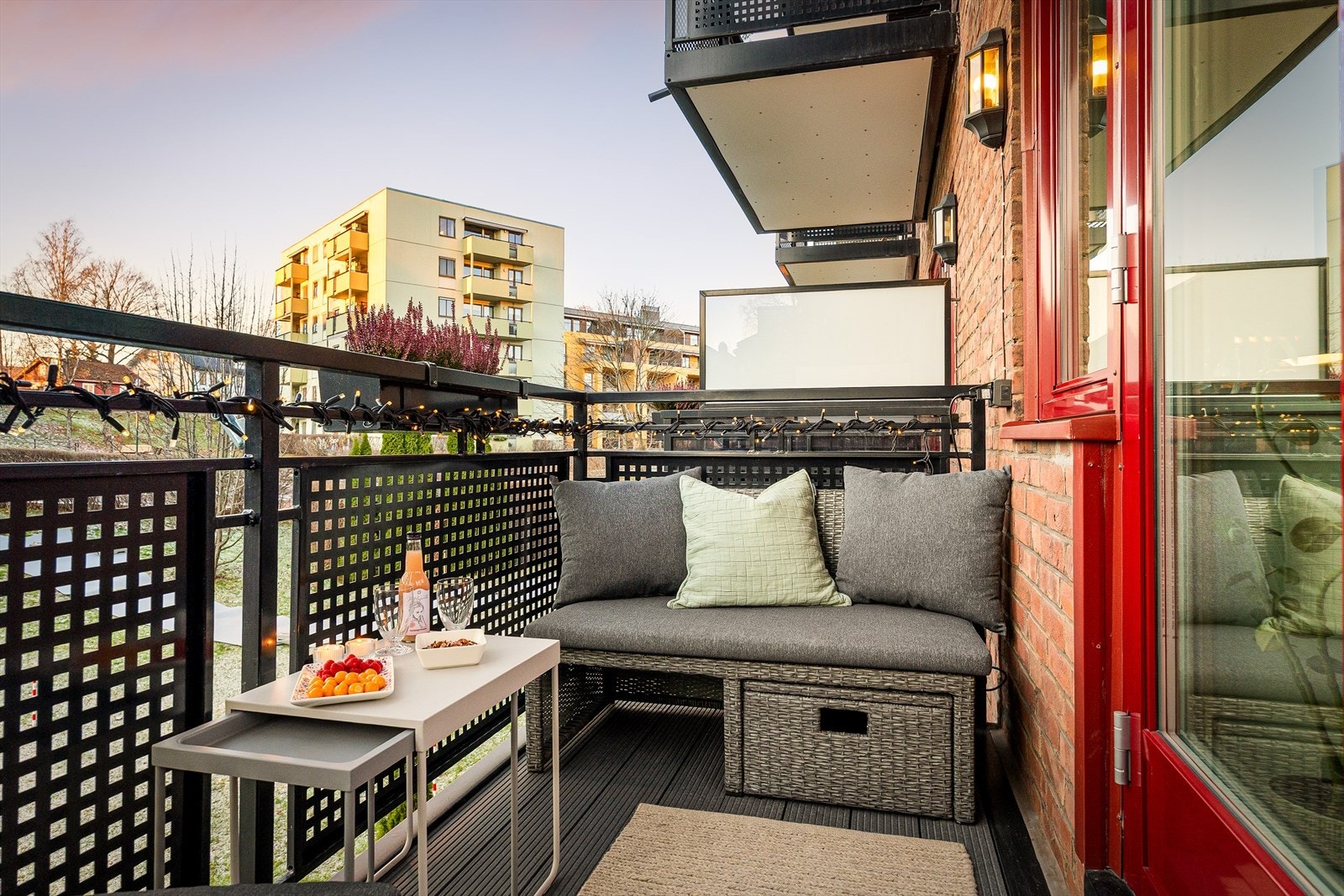 I vår- og sommerhalvåret blir balkongen en naturlig del av stuen, perfekt for hyggelige stunder med familie og venner. Galleribilde