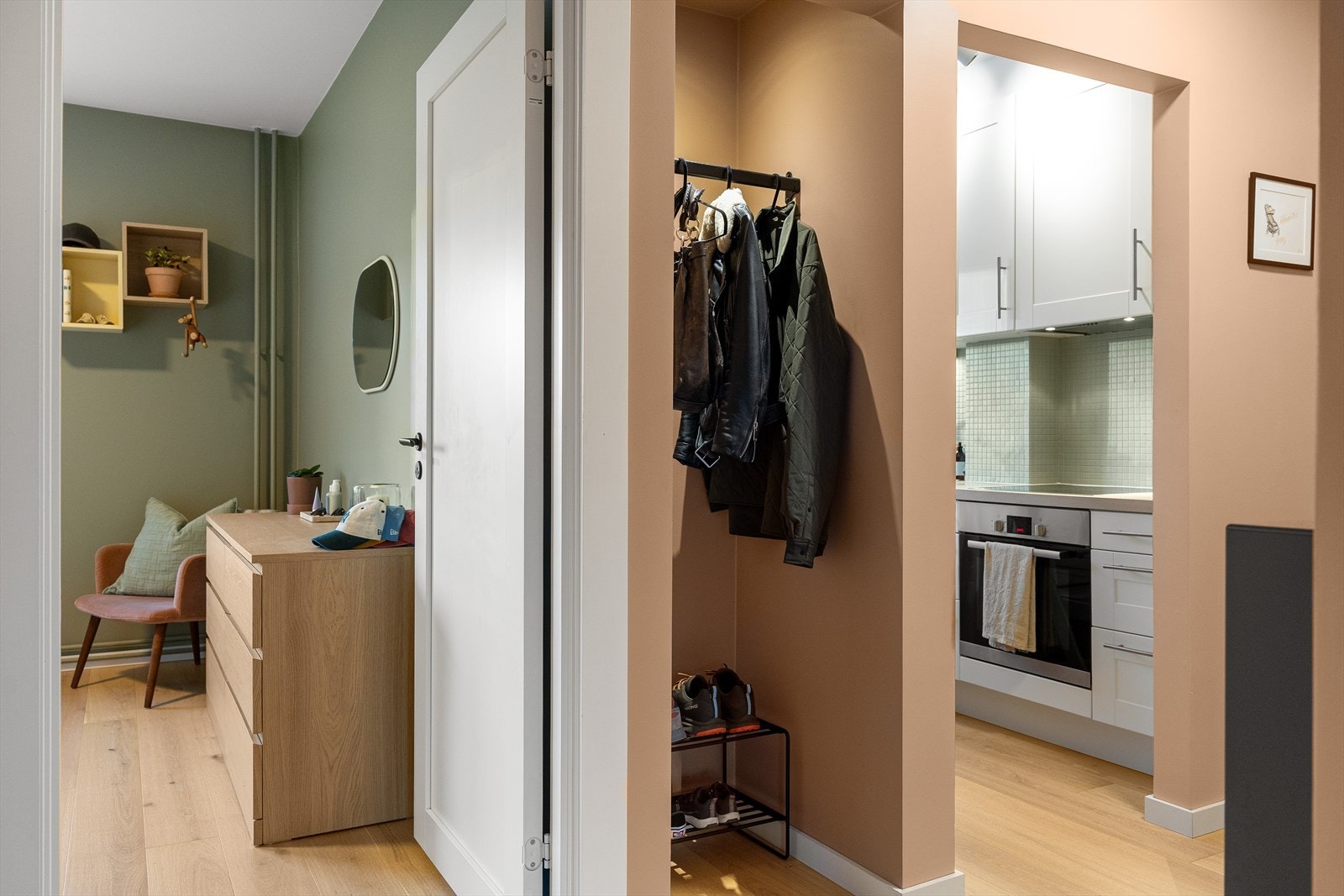 Praktisk garderobe med plass til både yttertøy og sko. Galleribilde