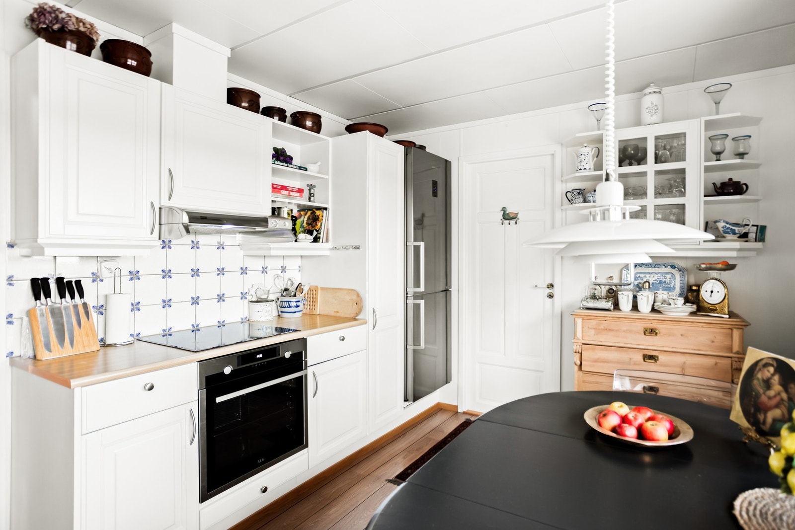 Det er utstyrt med laminat benkeplater og en dobbel vask i stål. Det er avsatt plass til oppvaskmaskin og kjøleskap. Galleribilde