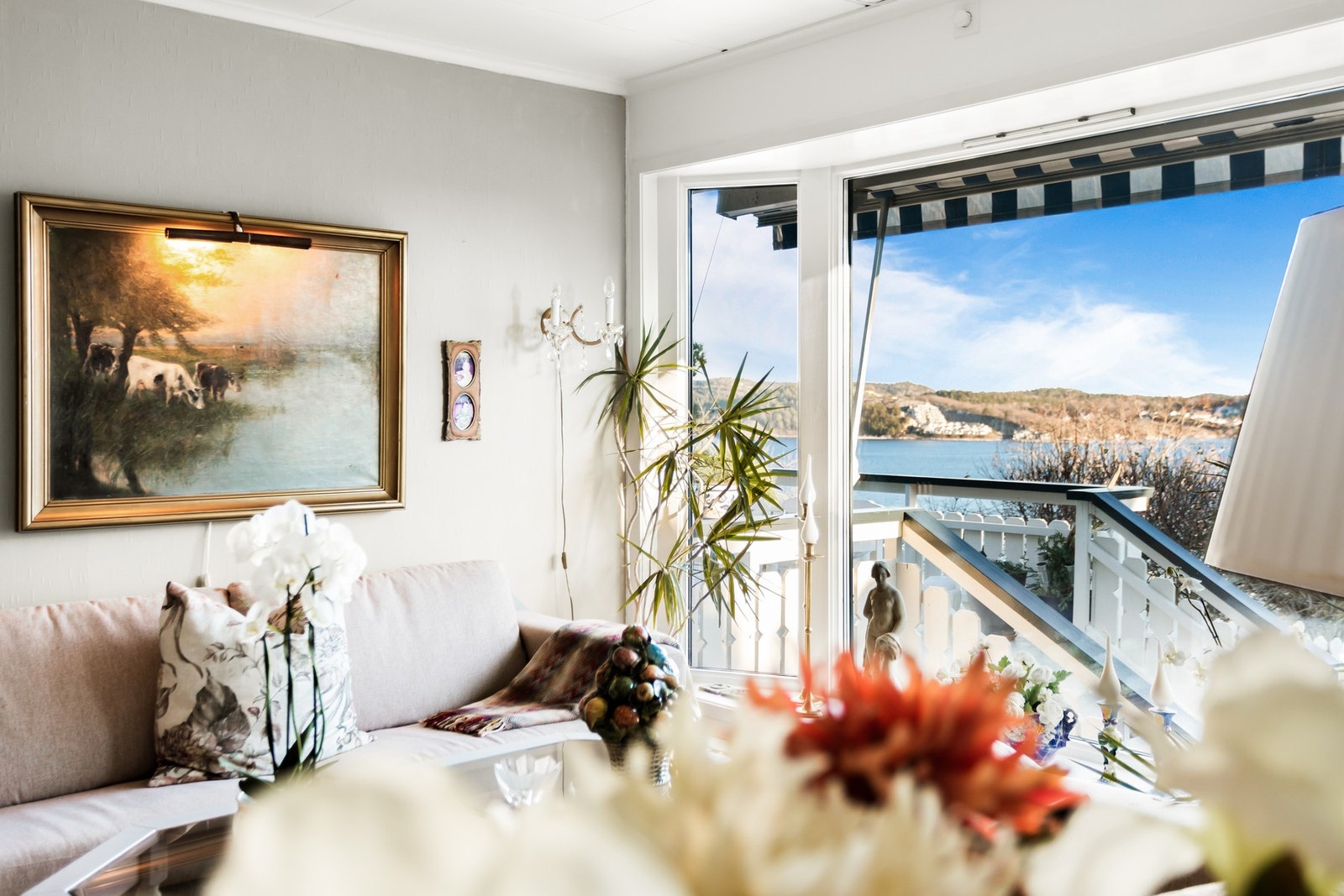 Rommet har store vindusflater som slipper inn mye naturlig lys, noe som gir en lys atmosfære. Galleribilde