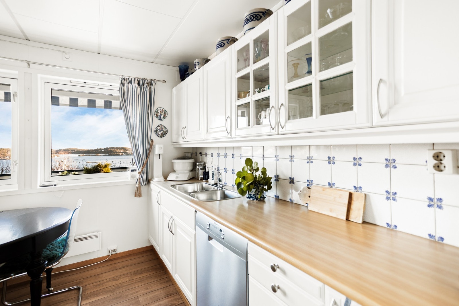 Kjøkkenet har folierte skrog med profilerte fronter, enkelte med glassfelt. Galleribilde