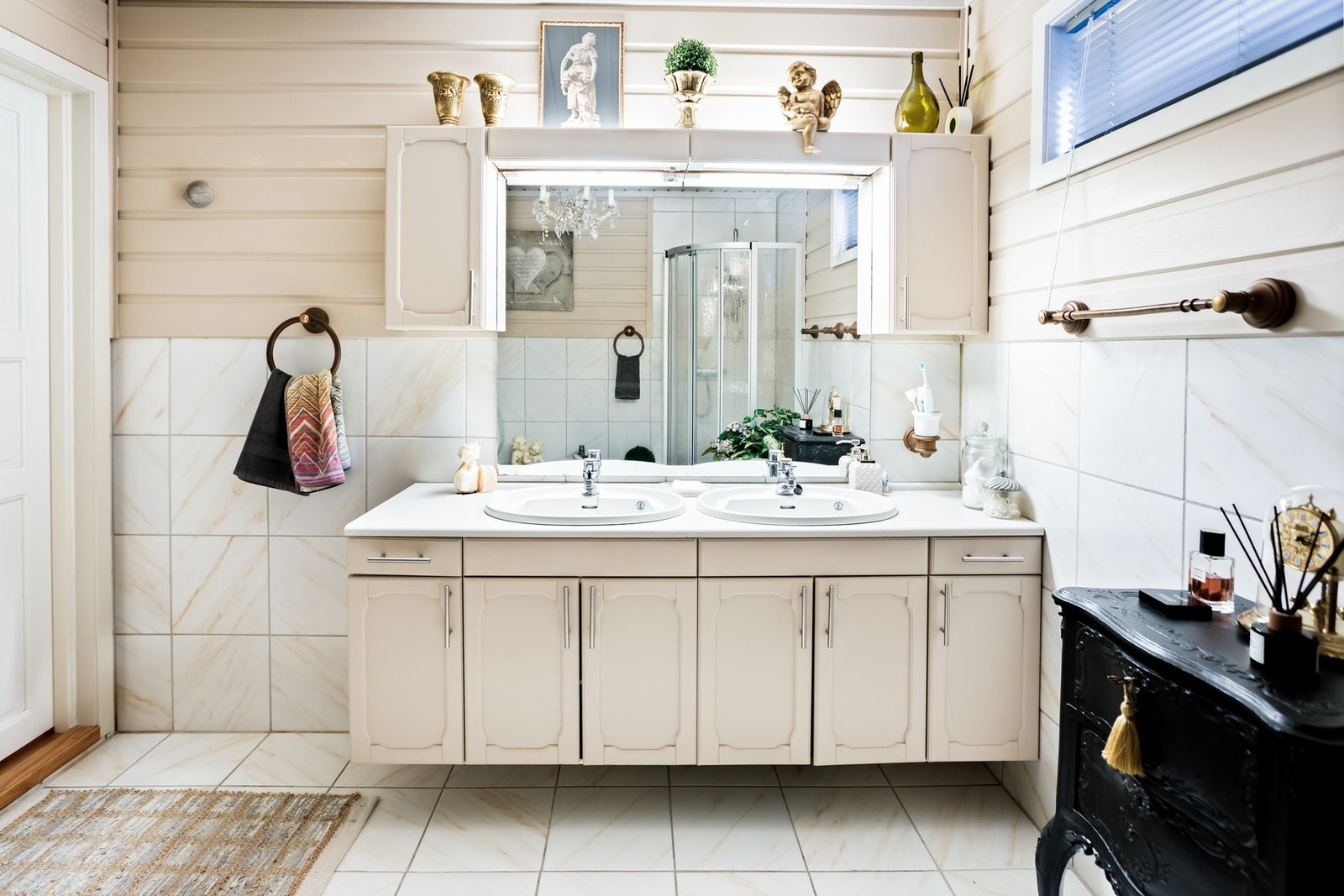 Det er utstyrt med baderomsinnredning med to vasker, dusjhjørne, bidet og toalett. Galleribilde