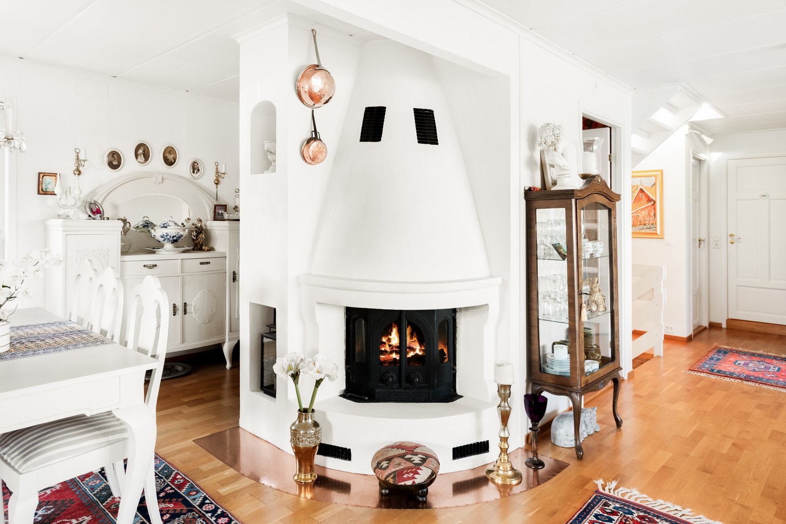 En stor vedpeis er sentralt plassert i rommet. Galleribilde