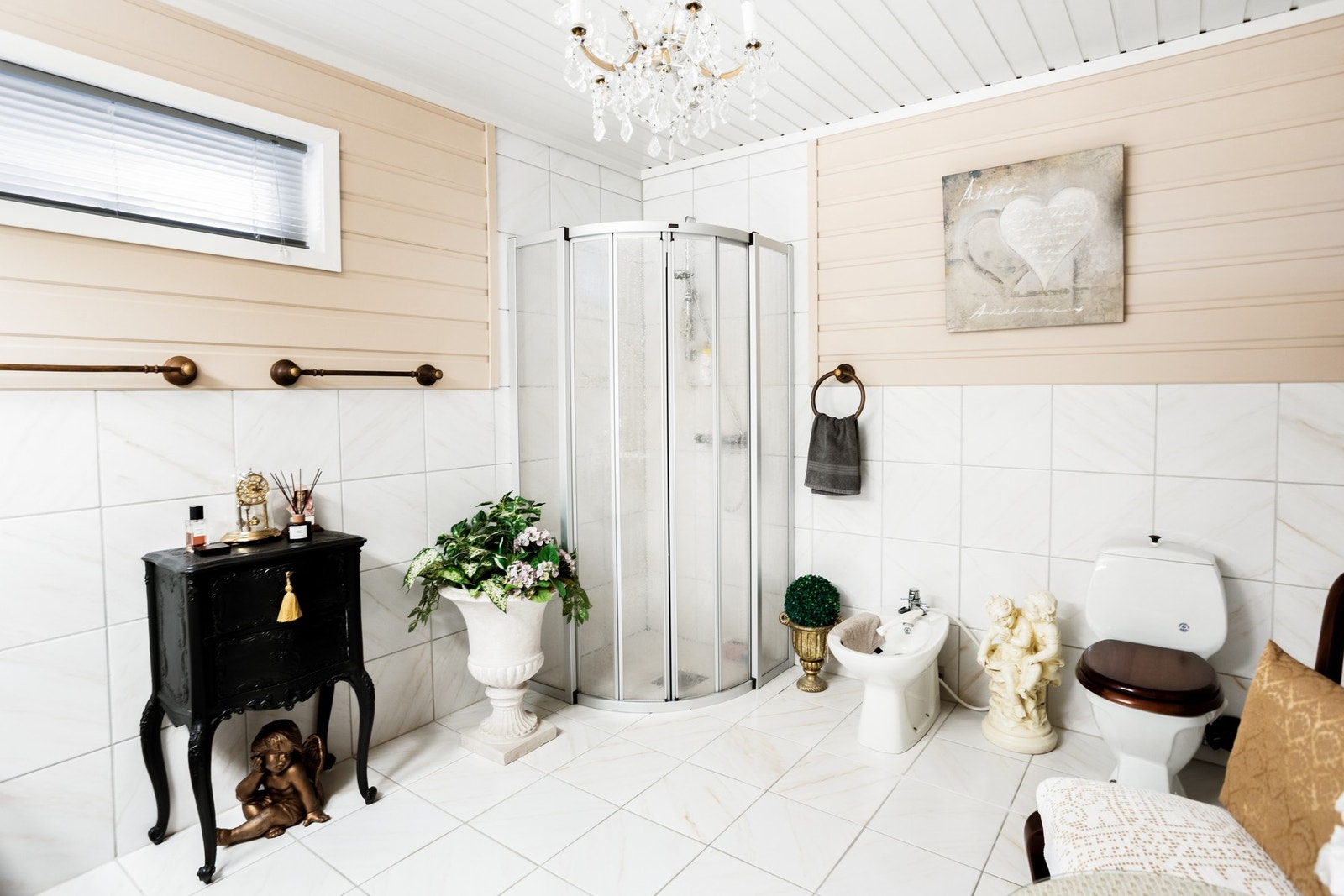 Badet i underetasjen har gulv med flis, vegger med flis og trepanel, og himling med trepanel. Galleribilde