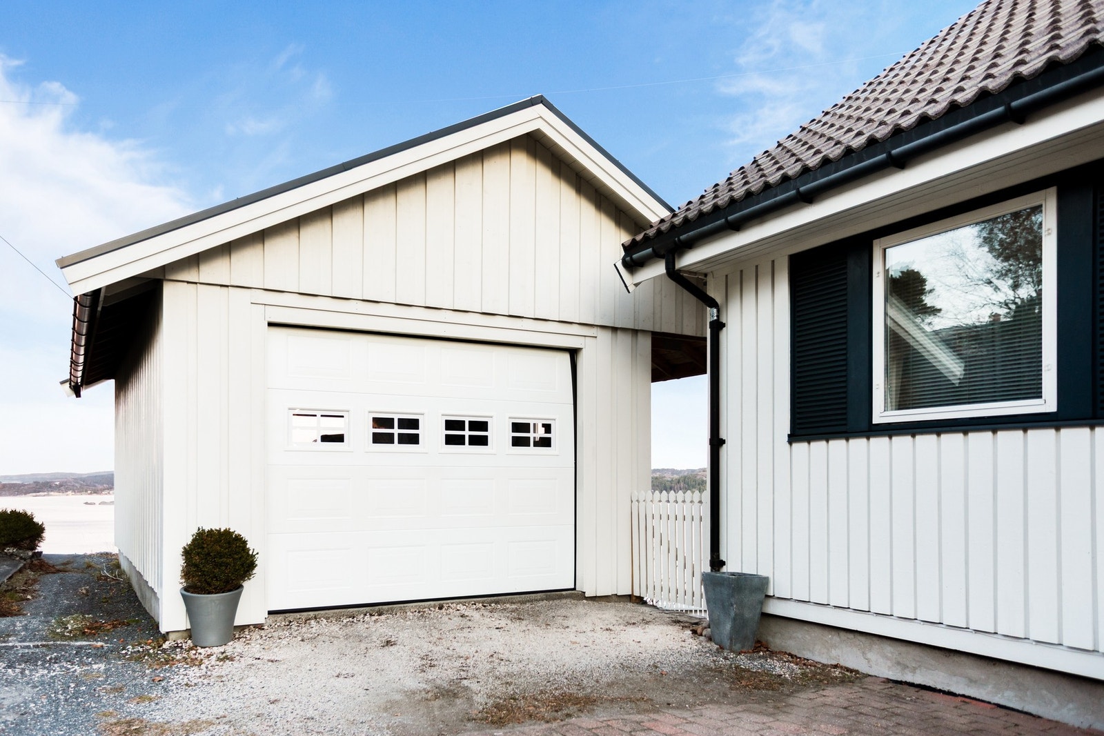 Her får du en romslig enebolig over flere plan med garasje, stor og solrik terrasse, 4 soverom, 2 stuer, 2 bad, kjøkken og rikelig med bodplass. Galleribilde